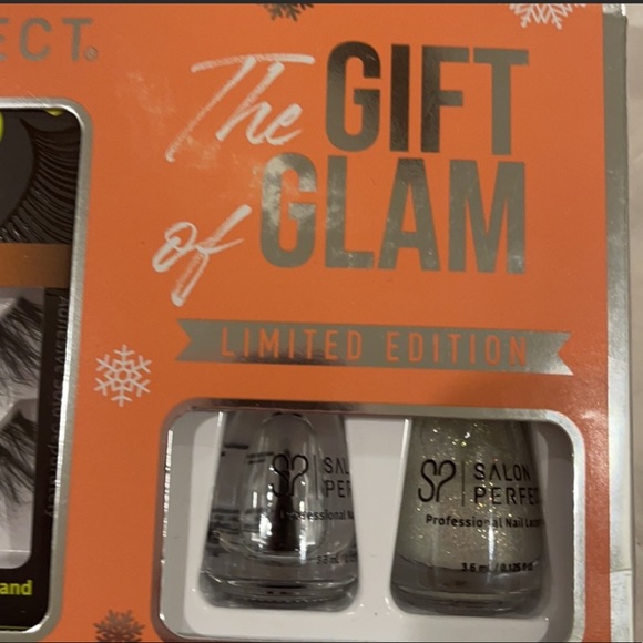 Salon Perfect Pre-Permed Push Up Medium Curl Natural Lift: The Gift of Glam: NEW - Picture 3 of 3